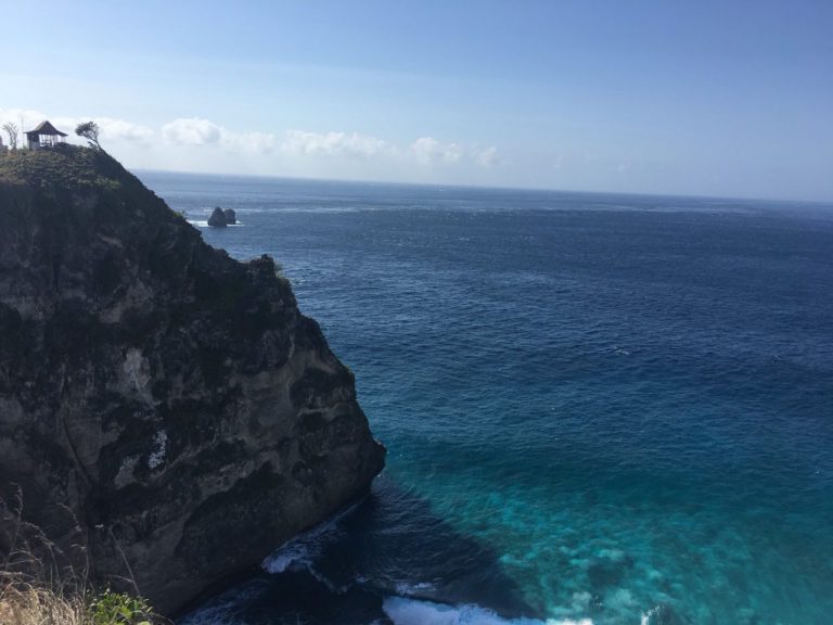 ヌサペニダの青い海